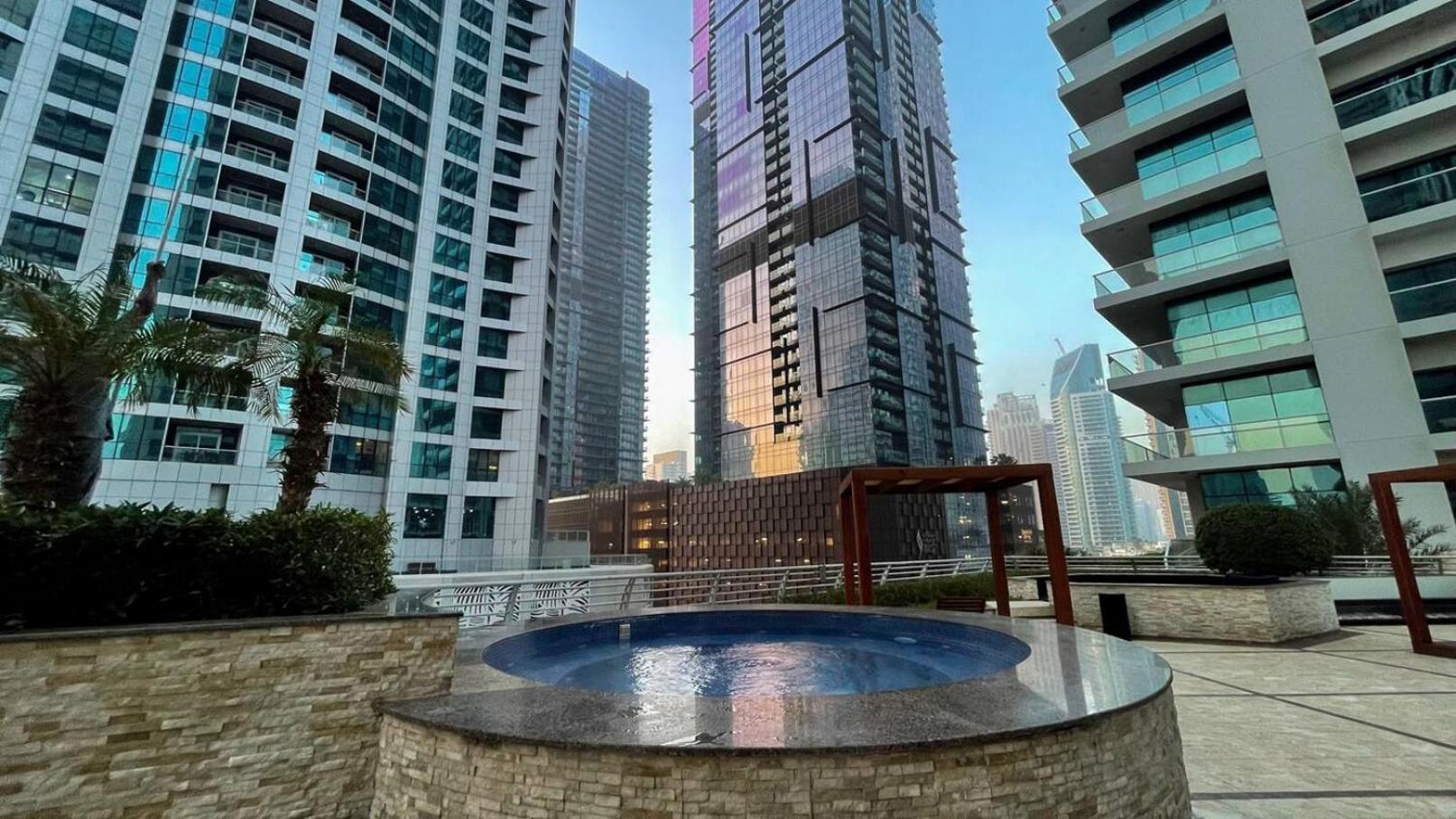Sea & Palm View Elegant 1 Bedroom Apartment Dubai Bagian luar foto