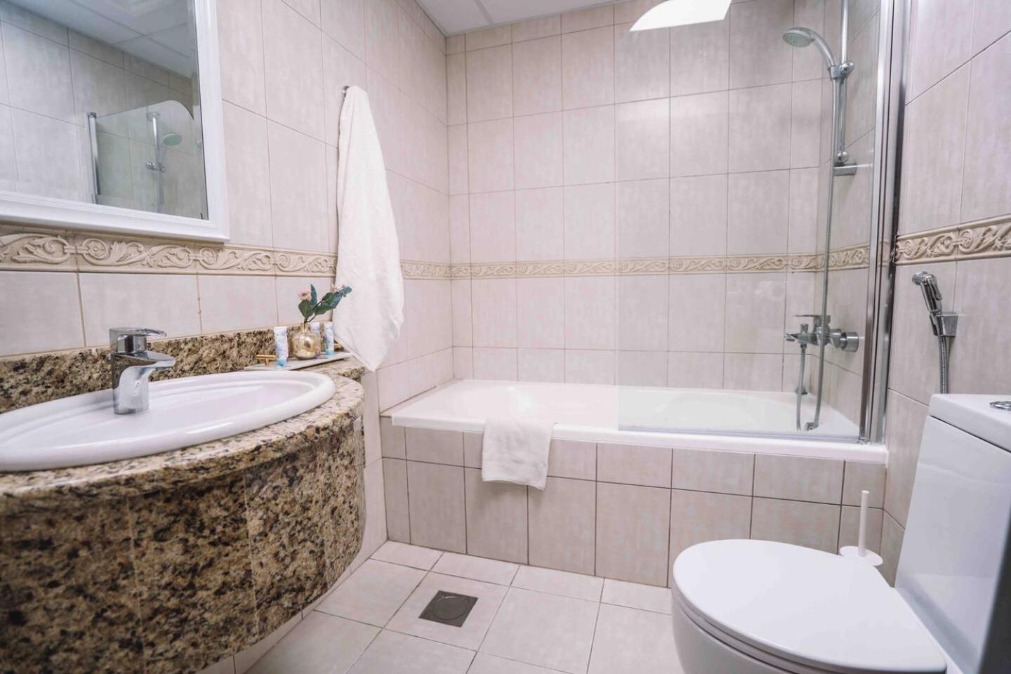 Sea & Palm View Elegant 1 Bedroom Apartment Dubai Bagian luar foto
