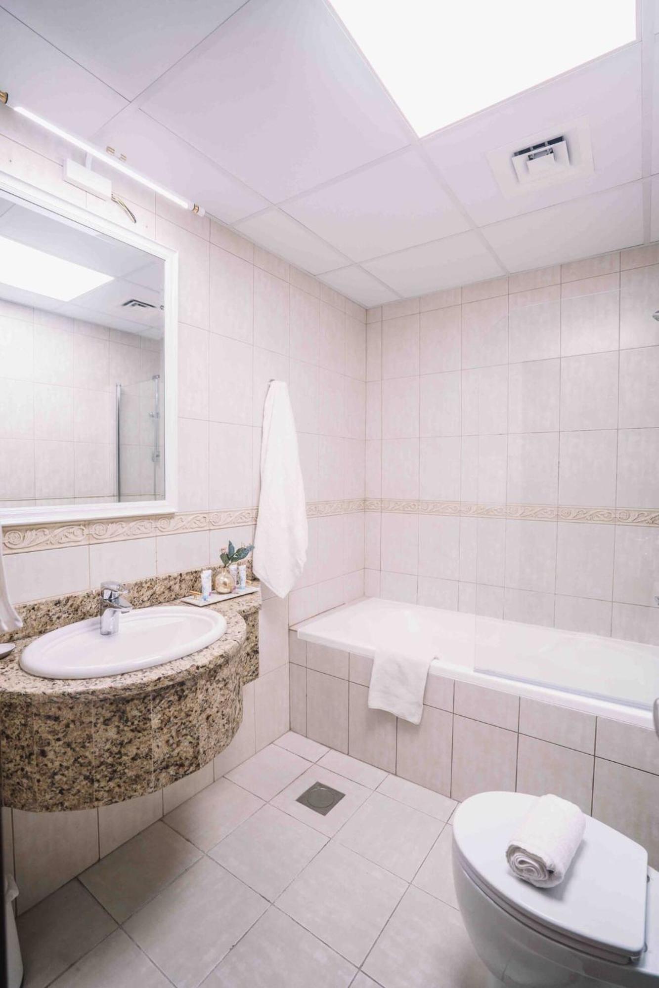 Sea & Palm View Elegant 1 Bedroom Apartment Dubai Bagian luar foto
